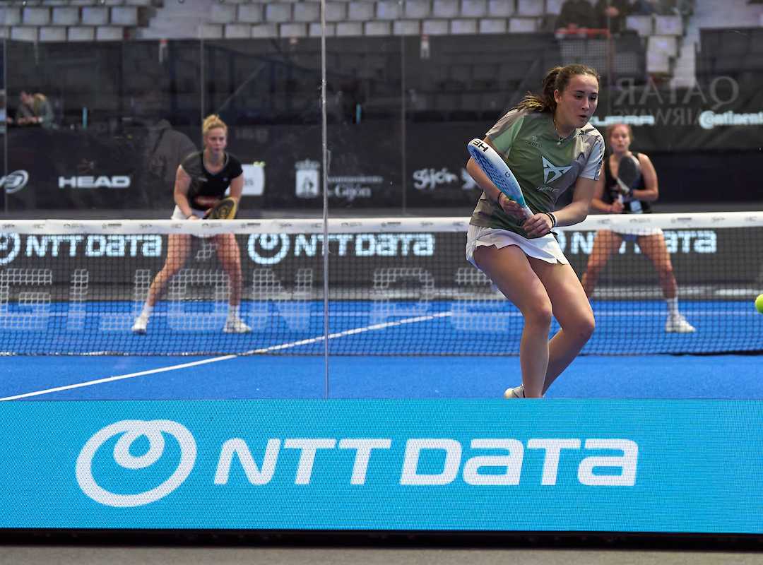 Actie op het centre court van het Palacio de Deportes de la Guía tijdens Gijón Premier Padel P2